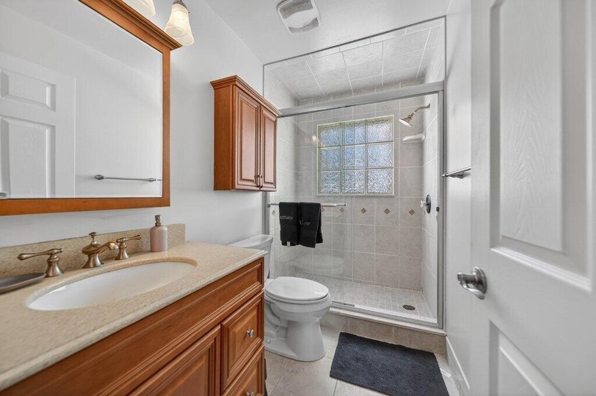 Welcome to this well-appointed 4-bedroom, 3-bathroom residence - photo 20