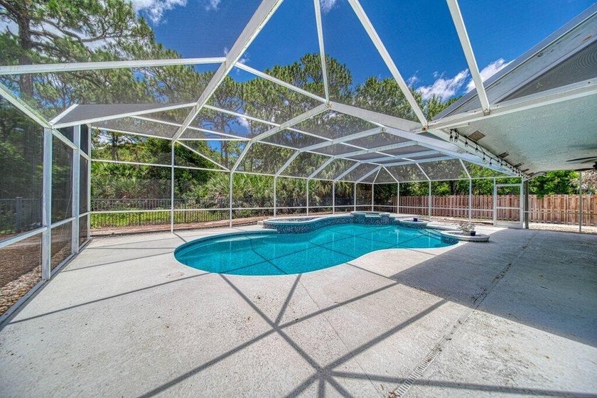 Welcome to this well-appointed 4-bedroom, 3-bathroom residence - photo 25