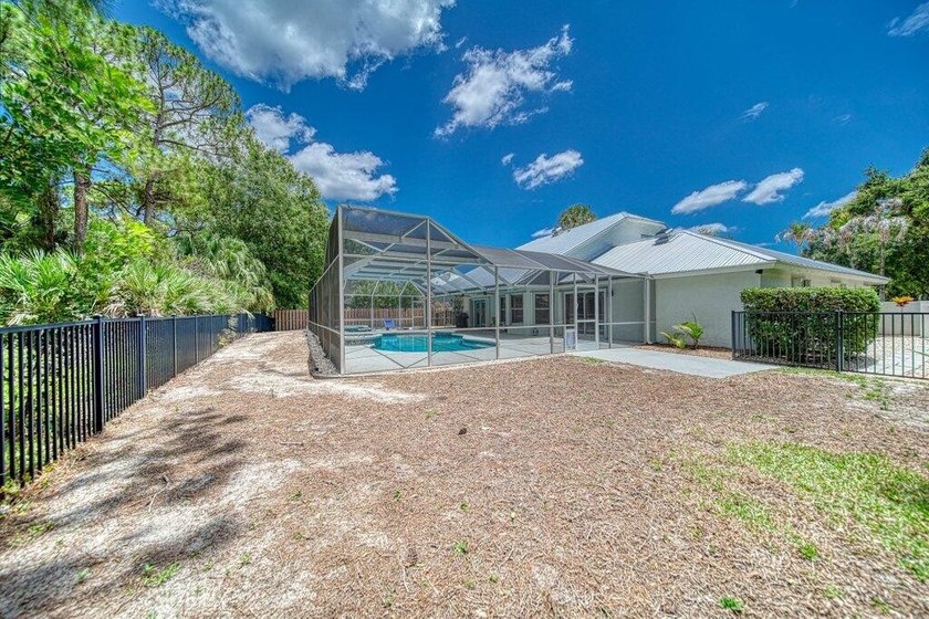 Welcome to this well-appointed 4-bedroom, 3-bathroom residence - photo 26