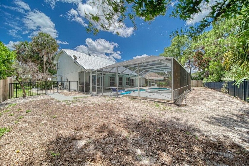 Welcome to this well-appointed 4-bedroom, 3-bathroom residence - photo 27