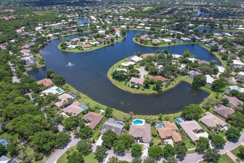 Welcome to this well-appointed 4-bedroom, 3-bathroom residence - photo 35