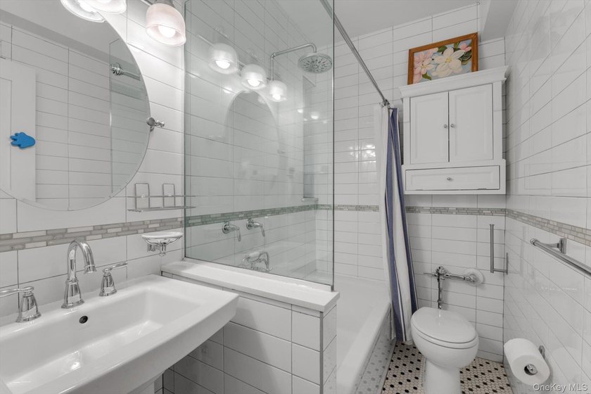 Experience timeless pre-war elegance at Forest Hills South, a - photo 17