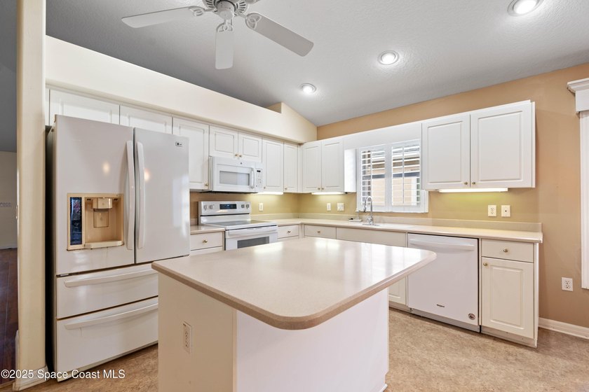 Desirable Pine Creek 55+ Community offers this spacious - photo 4