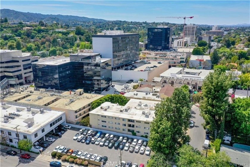 Welcome to The Encino, a boutique condominium community ideally - photo 28