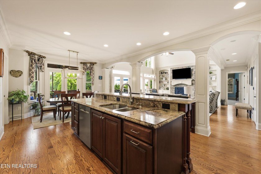 Luxury meets lifestyle in this exceptional Jefferson Park - photo 14