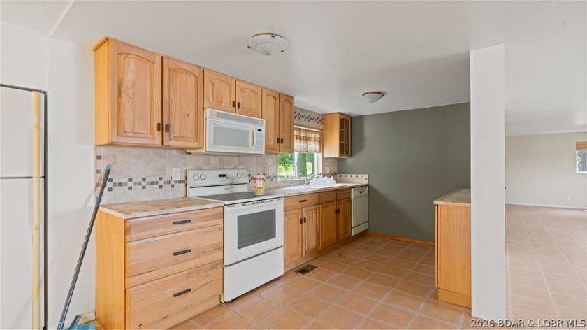 Fix-and-Flip Opportunity with Incredible Lakefront Views This - photo 16