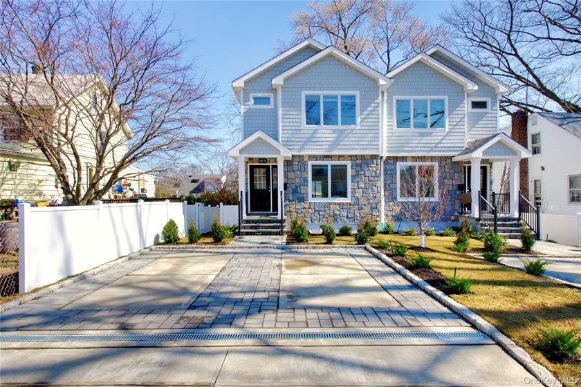 Lovely 2 family new construction almost completed. Truly a - photo 38