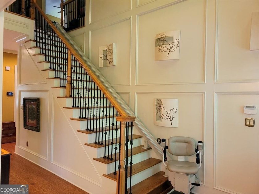 Stunning, move-in ready traditional executive home in highly - photo 3