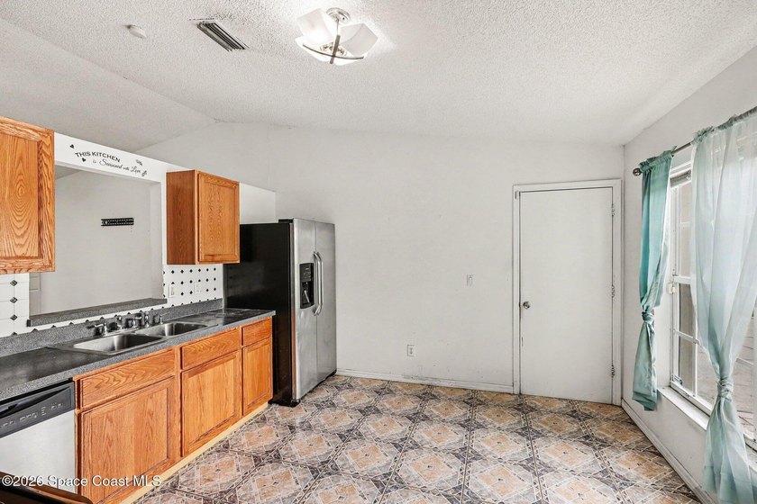 Nice 3 bedroom 2 bath 2 car garage with a bonus room &amp; a Large - photo 3
