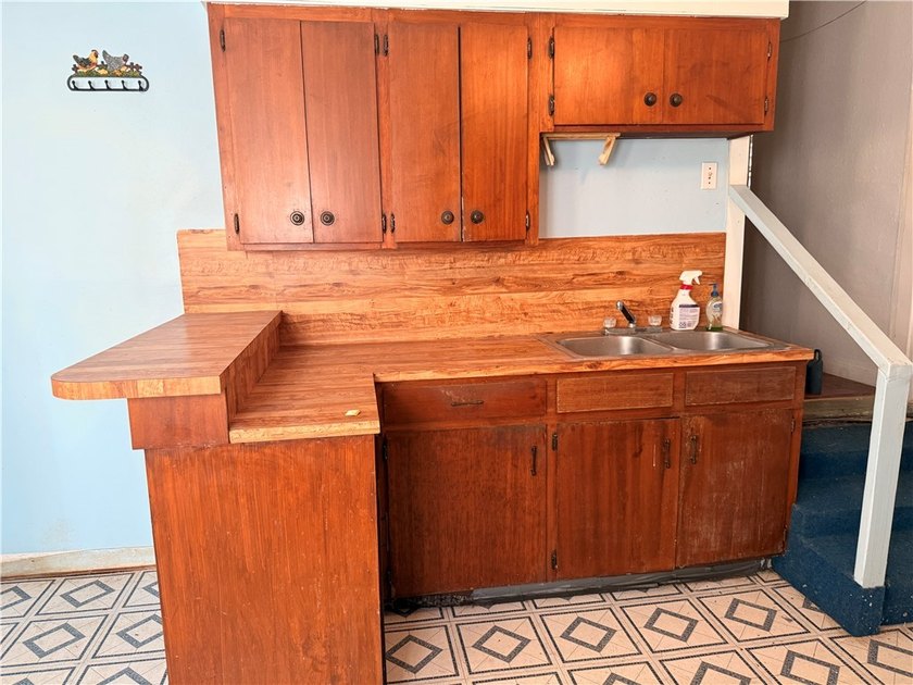 Charming 2-bedroom, 1-bath home situated on a spacious lot with - photo 3