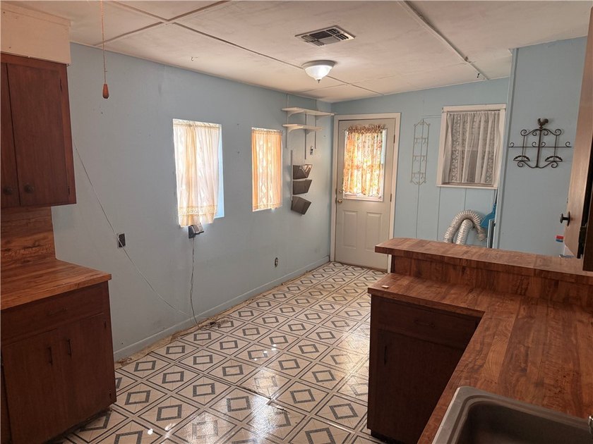 Charming 2-bedroom, 1-bath home situated on a spacious lot with - photo 4