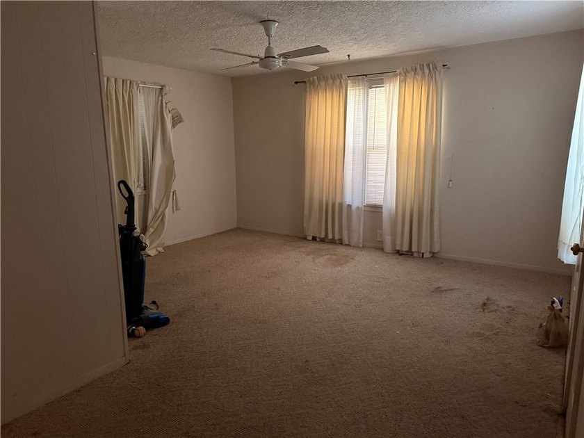 Charming 2-bedroom, 1-bath home situated on a spacious lot with - photo 5