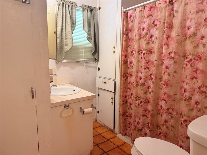 Charming 2-bedroom, 1-bath home situated on a spacious lot with - photo 6
