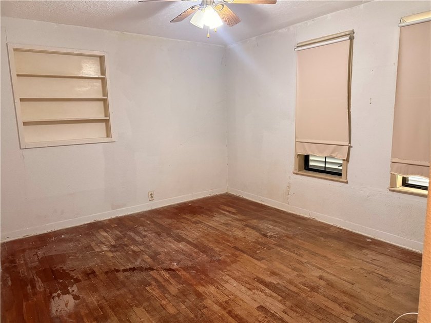 Charming 2-bedroom, 1-bath home situated on a spacious lot with - photo 8