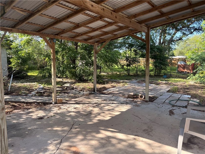 Charming 2-bedroom, 1-bath home situated on a spacious lot with - photo 10