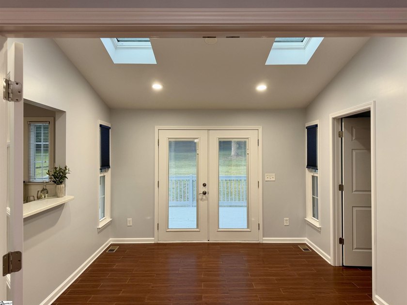 Welcome home to this beautifully maintained 3-bedroom, 2-bath - photo 11