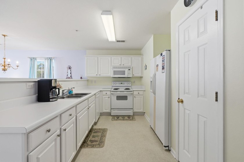 Welcome to this beautifully maintained 3 bedroom, 2 bathroom - photo 12