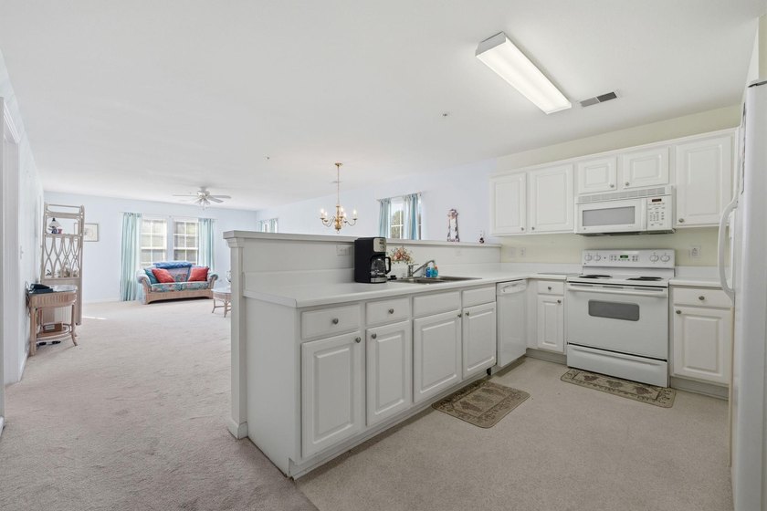 Welcome to this beautifully maintained 3 bedroom, 2 bathroom - photo 13