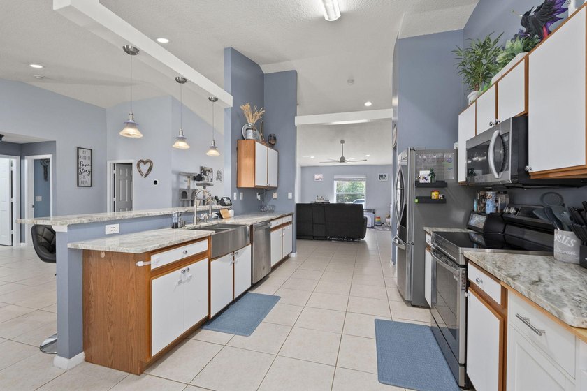 Move-in ready CBS home offering 3 bedrooms, 2 bathrooms, and - photo 15