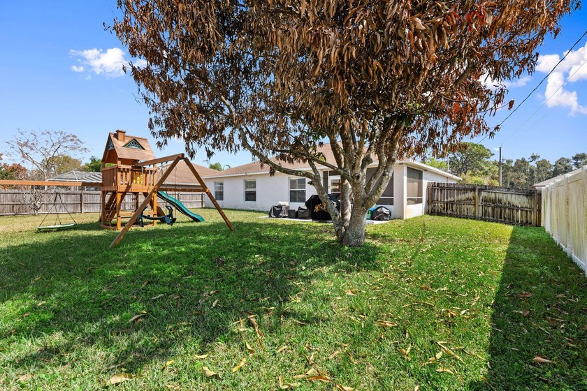 Move-in ready CBS home offering 3 bedrooms, 2 bathrooms, and - photo 29