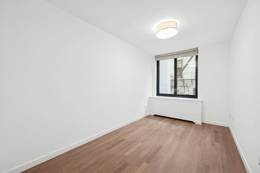 Open layout with XL living area and spacious bedrooms with TONS - photo 14