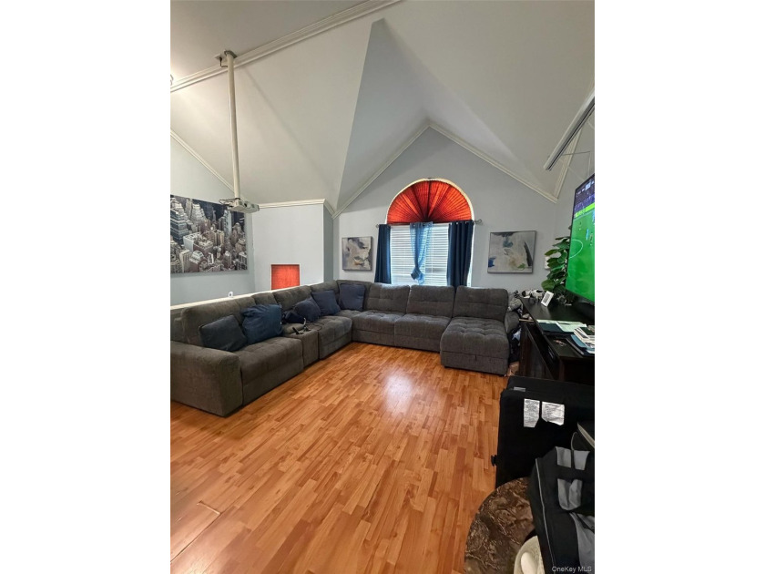Welcome to this massive 7 Bedroom, 5 Bath oversized high ranch - photo 4