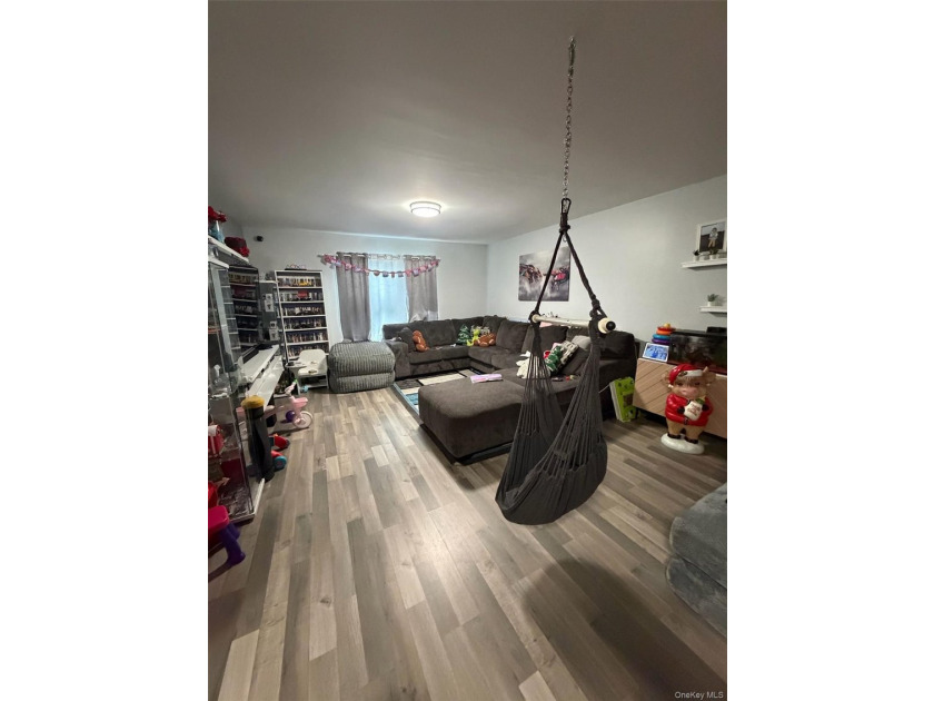 Welcome to this massive 7 Bedroom, 5 Bath oversized high ranch - photo 10
