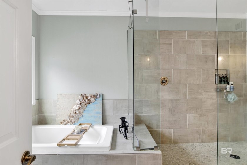 Welcome to this expansive 6-bedroom, 4.5-bath home perfectly - photo 25