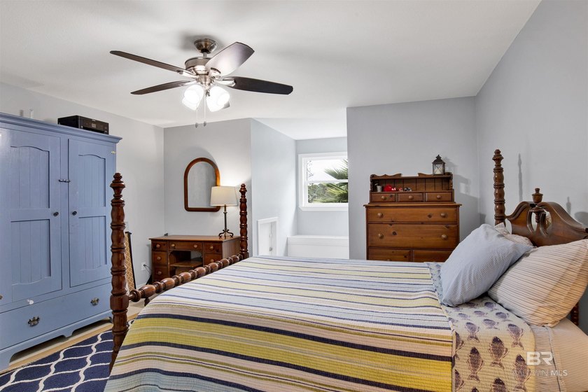 Welcome to this expansive 6-bedroom, 4.5-bath home perfectly - photo 33