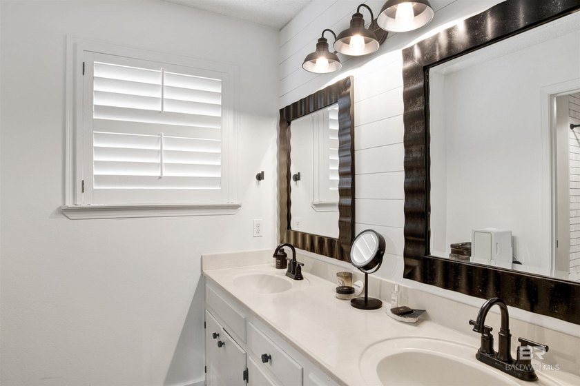 Welcome to this expansive 6-bedroom, 4.5-bath home perfectly - photo 34