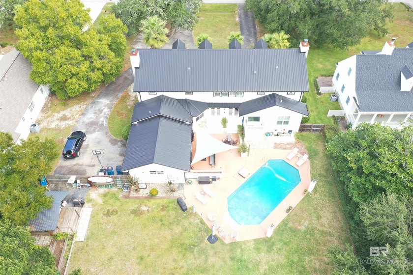 Welcome to this expansive 6-bedroom, 4.5-bath home perfectly - photo 49