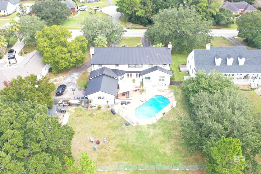 Welcome to this expansive 6-bedroom, 4.5-bath home perfectly - photo 50