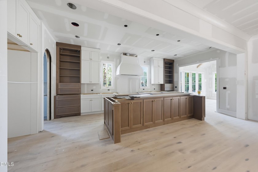 Crafted by Wagoner Homes, this extraordinary 5,032-square-foot - photo 7