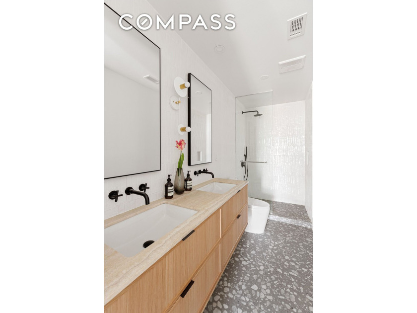 Corner House! Magnificent and fully renovated 2 family home in - photo 13