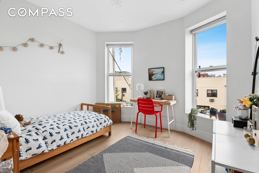 Corner House! Magnificent and fully renovated 2 family home in - photo 14