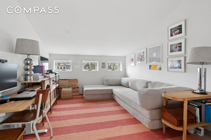 Corner House! Magnificent and fully renovated 2 family home in - photo 15