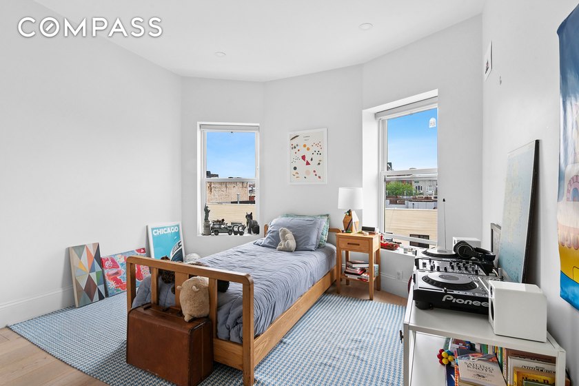 Corner House! Magnificent and fully renovated 2 family home in - photo 17