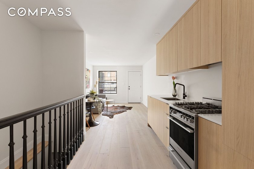 Corner House! Magnificent and fully renovated 2 family home in - photo 19
