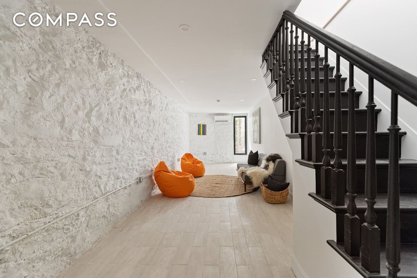 Corner House! Magnificent and fully renovated 2 family home in - photo 20