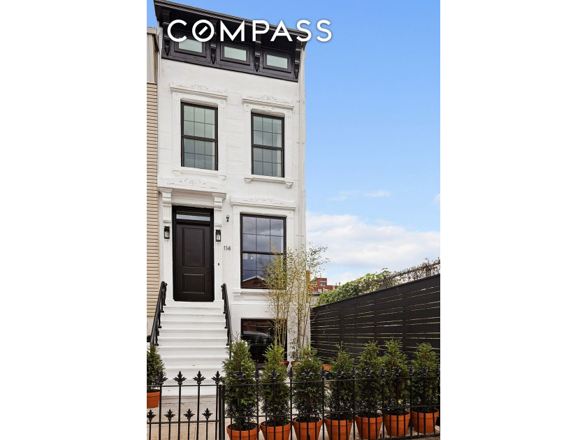 Corner House! Magnificent and fully renovated 2 family home in - photo 23