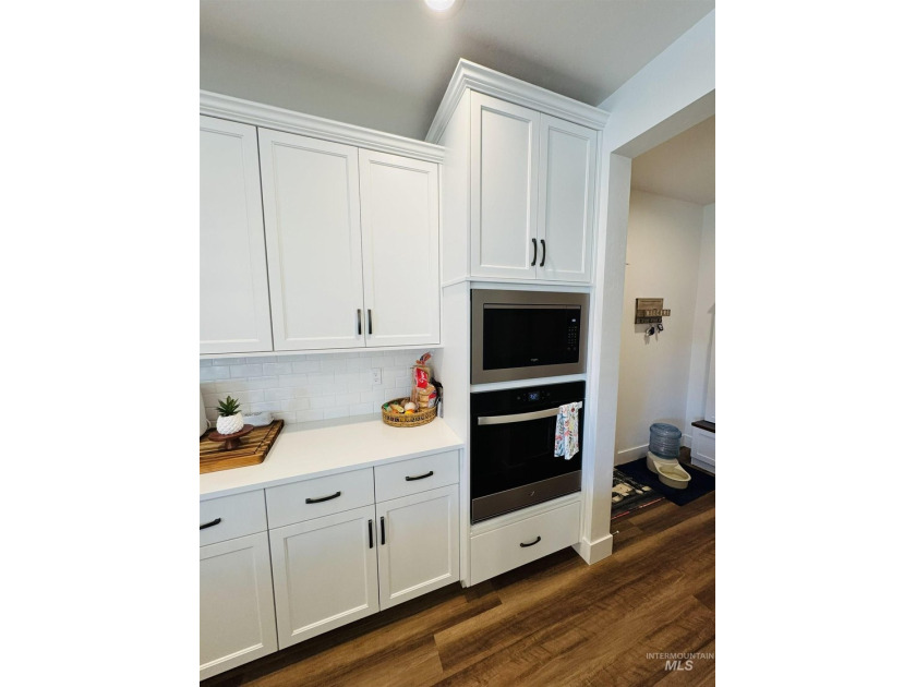 Located in the highly sought-after Carriage Hill West - photo 5