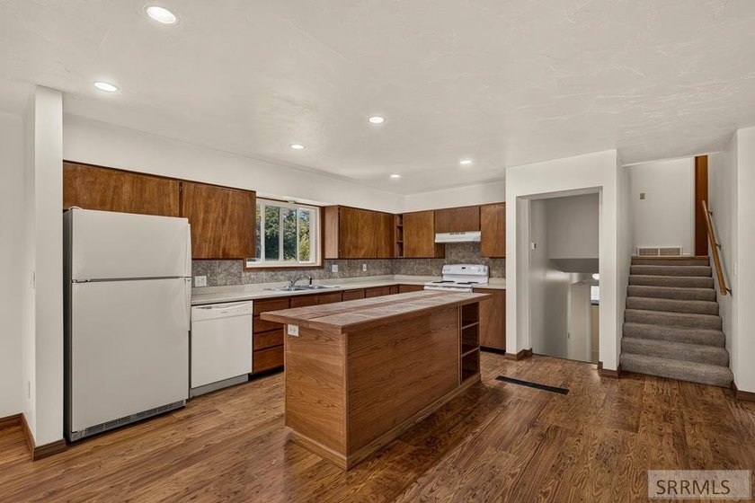 Well-maintained home offering a functional floor plan - photo 11