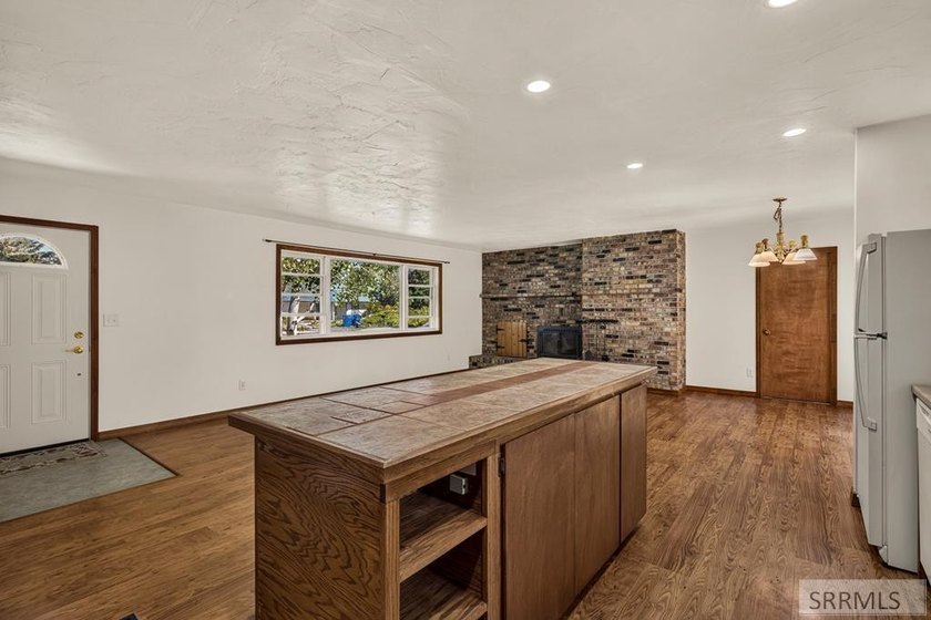Well-maintained home offering a functional floor plan - photo 13