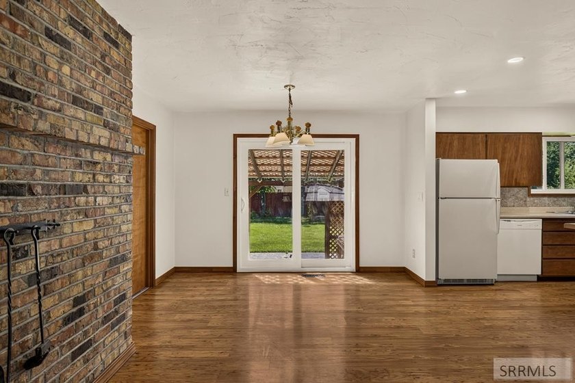 Well-maintained home offering a functional floor plan - photo 14