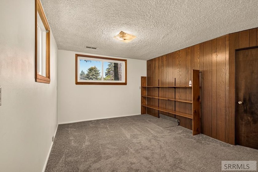 Well-maintained home offering a functional floor plan - photo 16