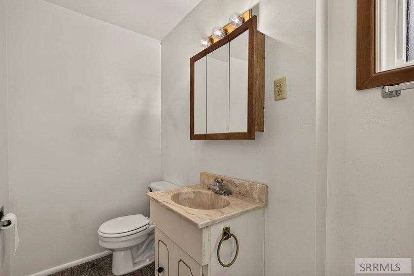 Well-maintained home offering a functional floor plan - photo 17