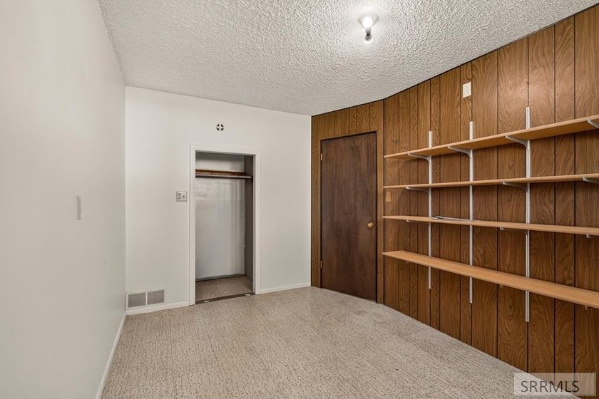 Well-maintained home offering a functional floor plan - photo 20