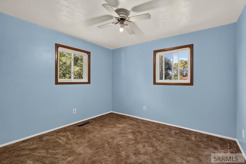 Well-maintained home offering a functional floor plan - photo 21