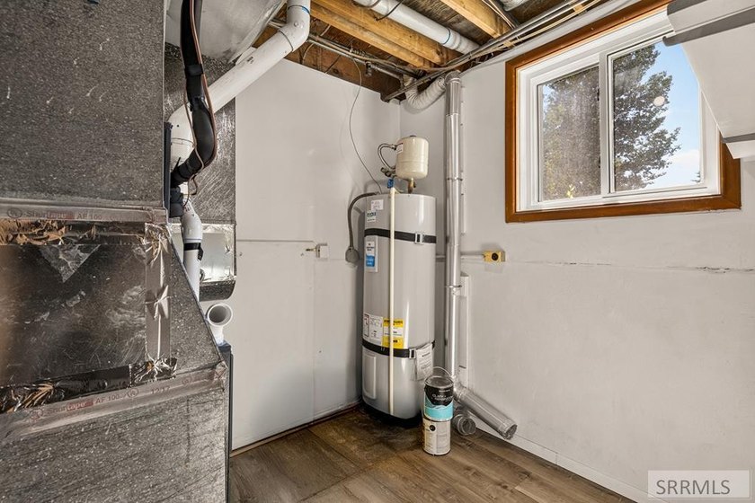 Well-maintained home offering a functional floor plan - photo 29