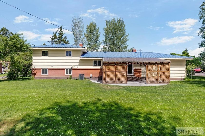Well-maintained home offering a functional floor plan - photo 30